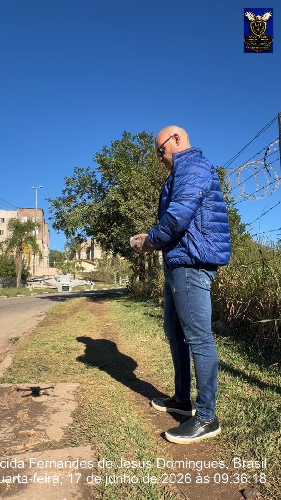 Operador Law & Force pilotando drone em campo